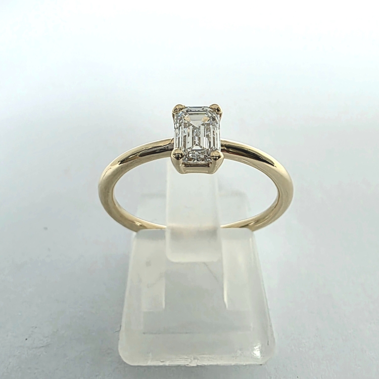 Pierścionek złoto 585 z diamentem 1,0 ct szlif szmaragdowy – detal oprawy diamentu – ABGOLD Baczyński