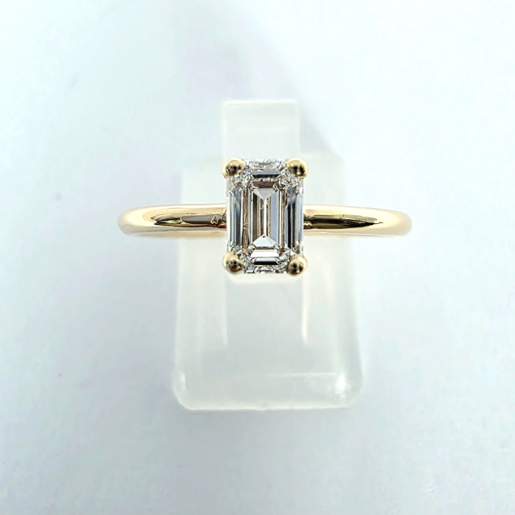 Pierścionek złoto 585 z diamentem 1,0 ct szlif szmaragdowy – widok z góry – ABGOLD Baczyński