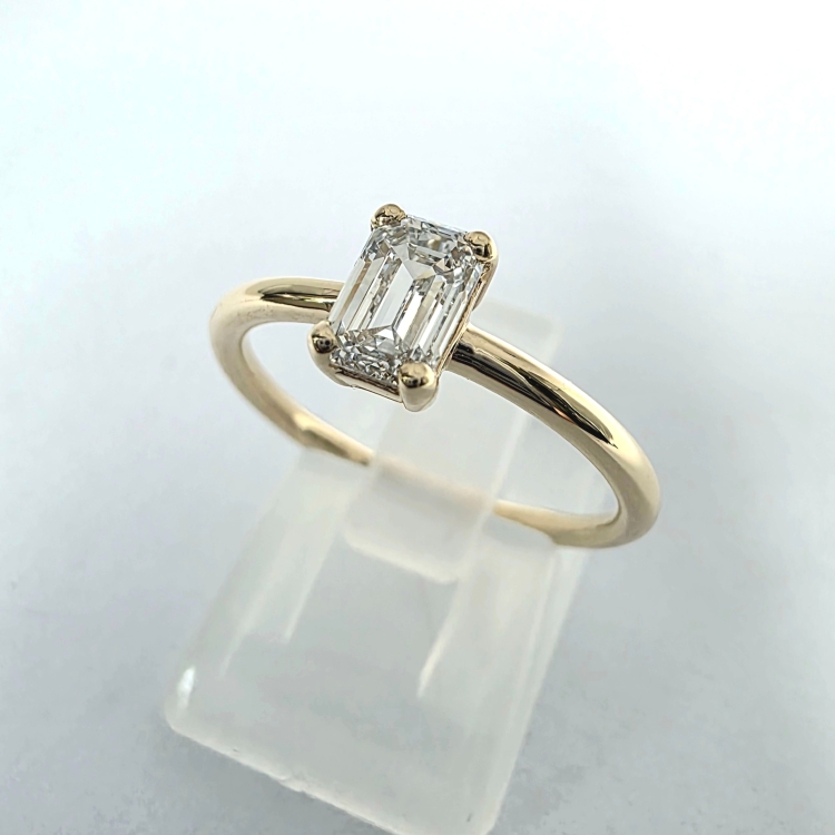 Pierścionek złoto 585 z diamentem 1,0 ct szlif szmaragdowy – ujęcie boczne – ABGOLD Baczyński