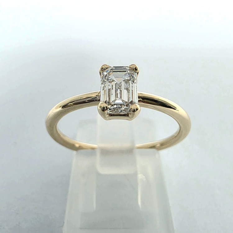 Pierścionek złoto 585 z diamentem 1,0 ct szlif szmaragdowy – widok z przodu – ABGOLD Baczyński