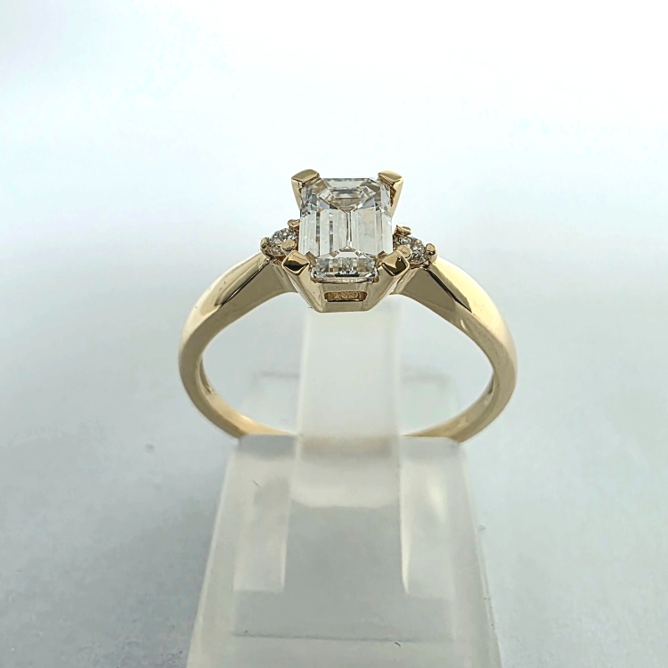 Pierścionek z żółtego złota próba 585 z moissanitem Emerald 0,85 ct VVS D – ujęcie frontalne na ekspozytorze – ABGOLD Baczyński