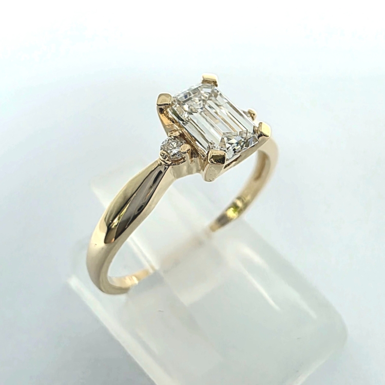 Pierścionek z żółtego złota próba 585 z moissanitem Emerald 0,85 ct VVS D – widok od spodu obrączki – ABGOLD Baczyński