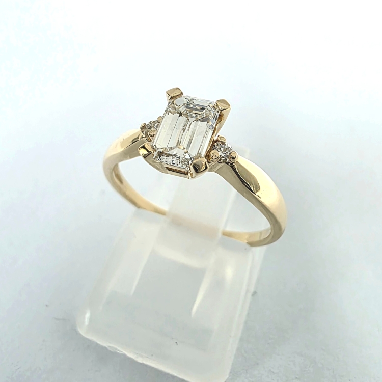 Pierścionek z żółtego złota próba 585 z moissanitem Emerald 0,85 ct VVS D – profil pierścionka – ABGOLD Baczyński