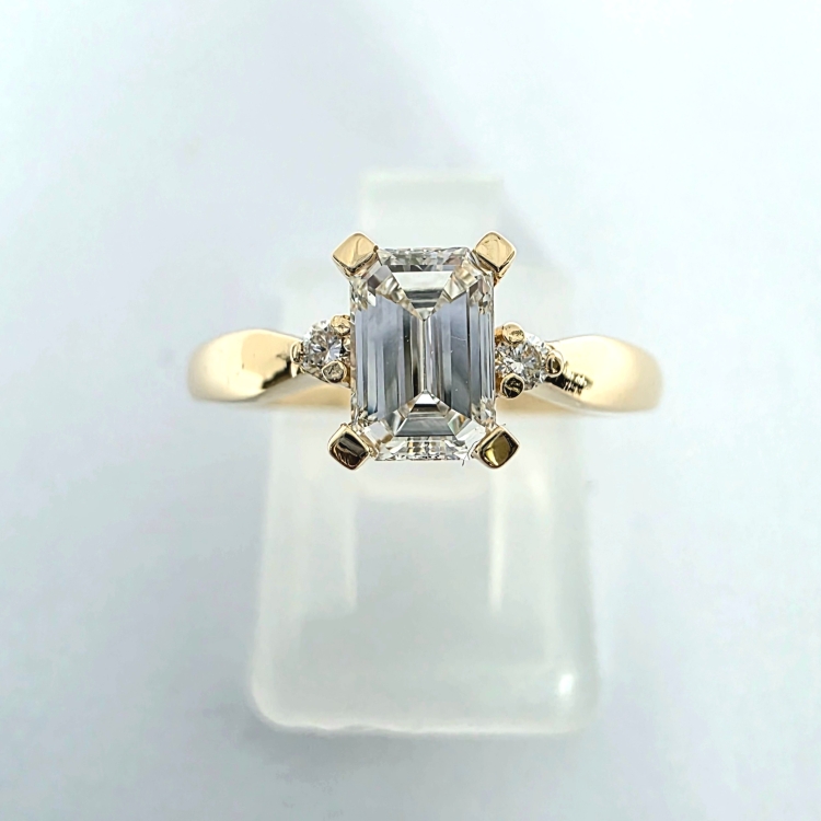 Pierścionek z żółtego złota próba 585 z moissanitem Emerald 0,85 ct VVS D – widok z góry – ABGOLD Baczyński