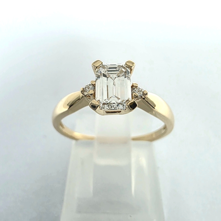 Pierścionek z żółtego złota próba 585 z moissanitem Emerald 0,85 ct VVS D – widok frontalny na ekspozytorze – ABGOLD Baczyński