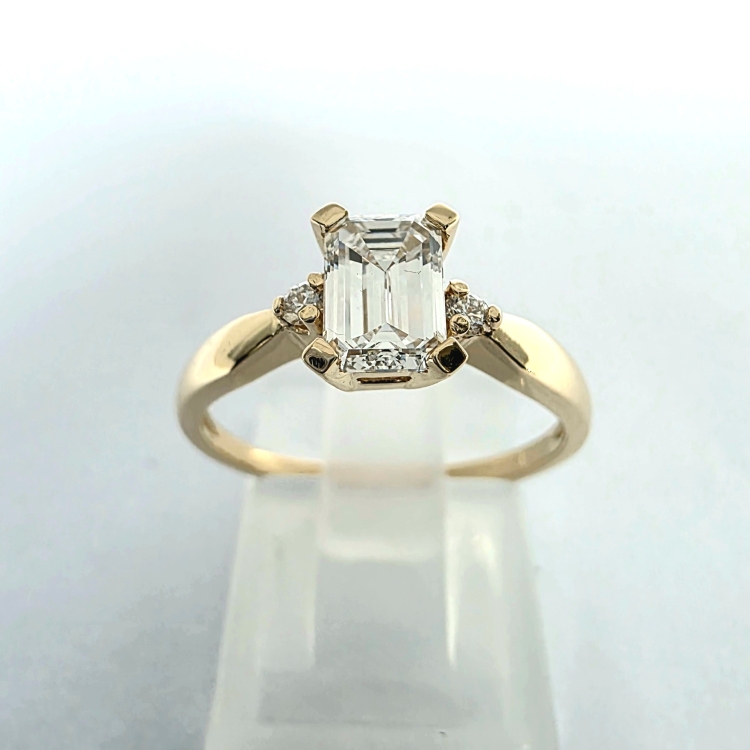 Złoty pierścionek próba 585 z diamentem szlif emerald VSG – widok z przodu – ABGOLD Baczyński