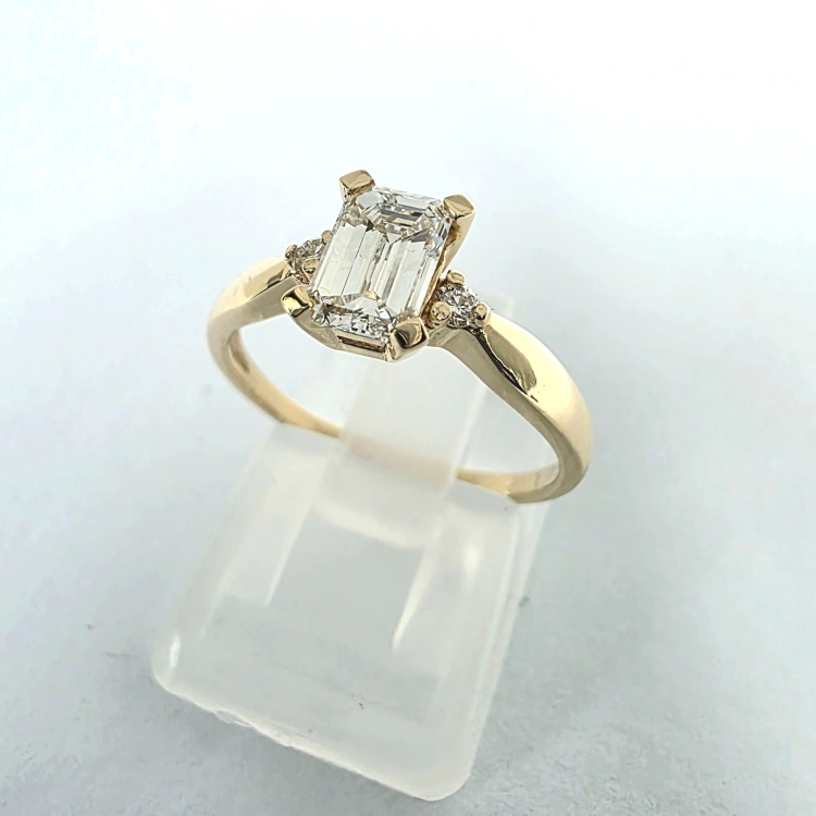 Złoty pierścionek próba 585 z diamentem szlif emerald VSG – ujęcie pod kątem – ABGOLD Baczyński