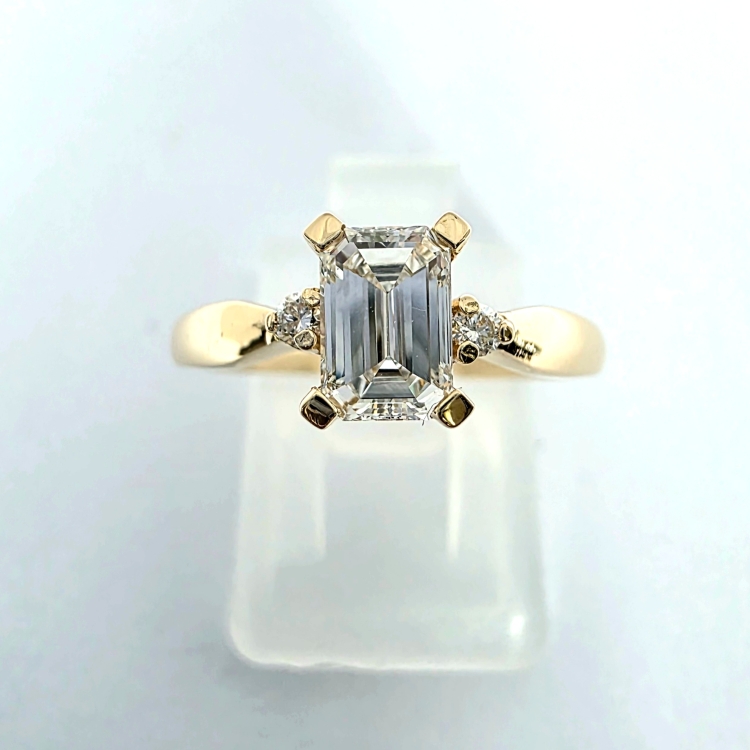 Złoty pierścionek próba 585 z diamentem szlif emerald VSG – widok z góry – ABGOLD Baczyński