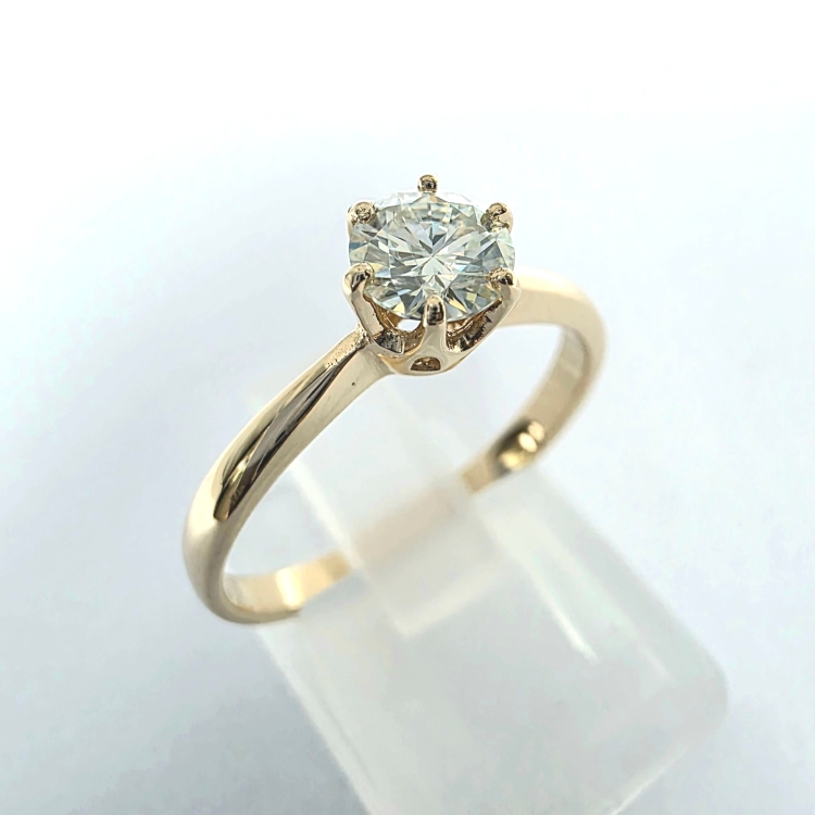 Pierścionek zaręczynowy z żółtego złota próba 585 z moissanitem 0,50 ct – ujęcie pod kątem – ABGOLD Baczyński