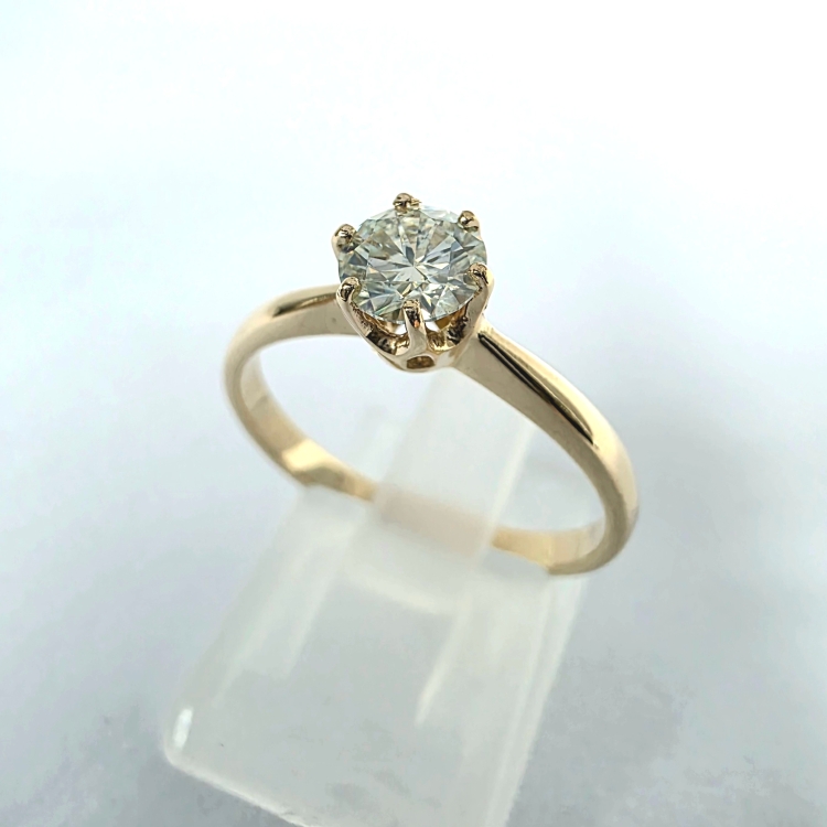 Pierścionek zaręczynowy z żółtego złota próba 585 z moissanitem 0,50 ct – ujęcie pod kątem – ABGOLD Baczyński