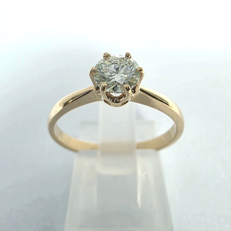 Pierścionek zaręczynowy z żółtego złota próba 585 z moissanitem 0,50 ct – ujęcie boczne – ABGOLD Baczyński