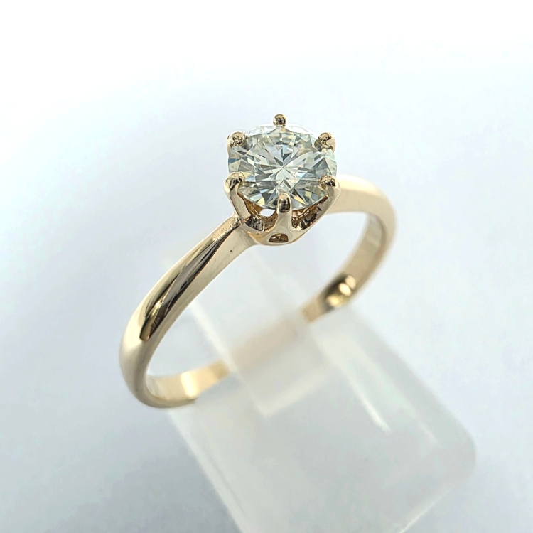 Złoty pierścionek próba 585 z brylantem ok. 0,50 ct – ujęcie pod kątem – ABGOLD Baczyński