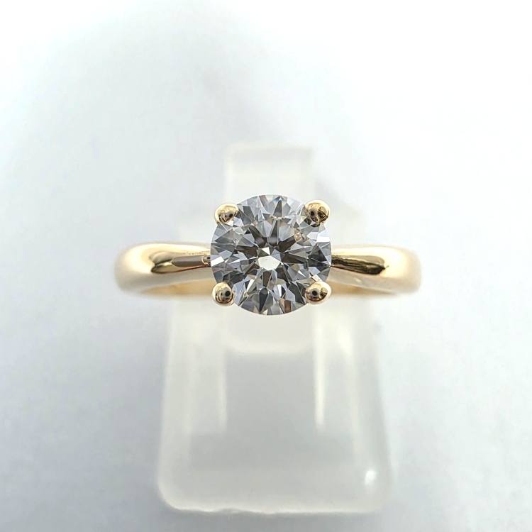 Złoty pierścionek zaręczynowy próba 585 z diamentem – ujęcie centralne – ABGOLD Baczyński