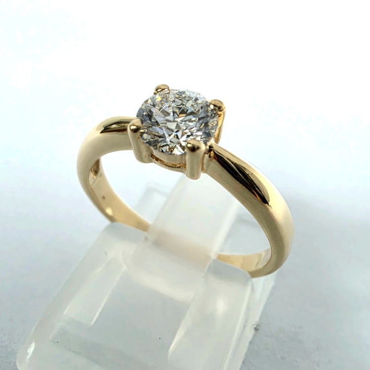 Złoty pierścionek zaręczynowy próba 585 z diamentem – ujęcie pod kątem – ABGOLD Baczyński