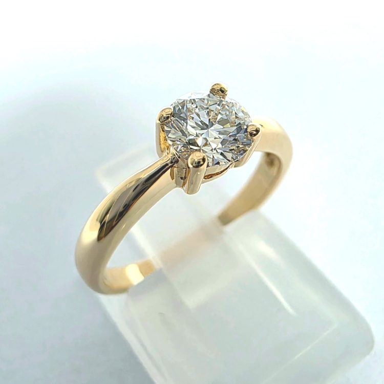 Złoty pierścionek zaręczynowy próba 585 z diamentem – ujęcie boczne – ABGOLD Baczyński