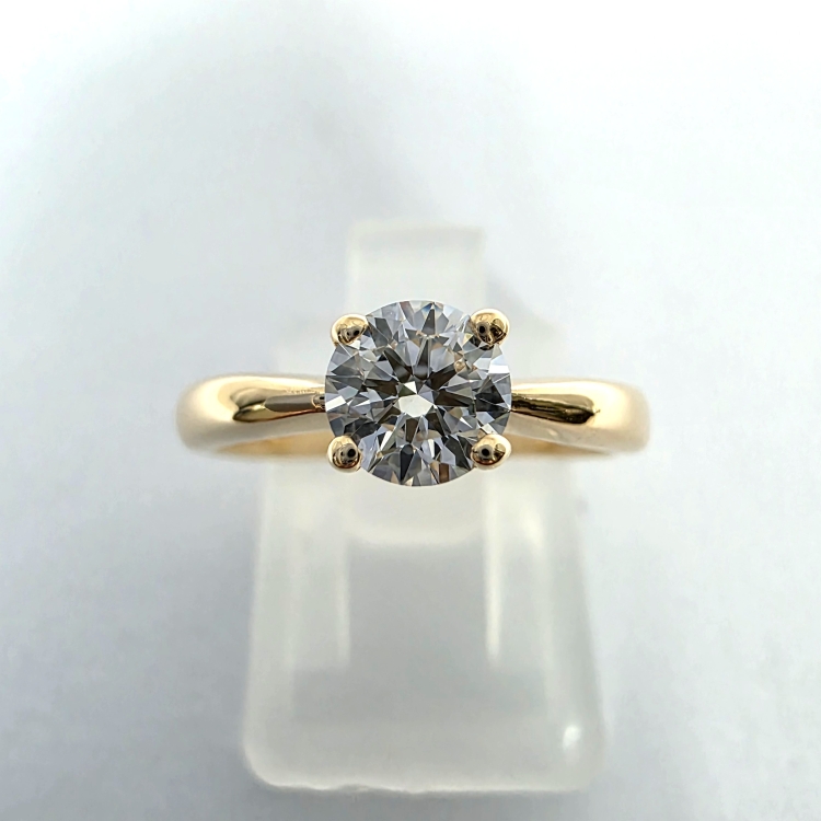 Pierścionek zaręczynowy z moissanitem 0,50ct VVS1 D próba 585 centralne ujęcie kamienia – ABGOLD Baczyński