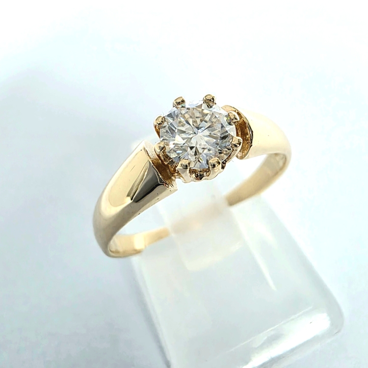 Pierścionek zaręczynowy próba 585 z diamentem ok. 0,50 ct – ujęcie pod kątem – ABGOLD Baczyński