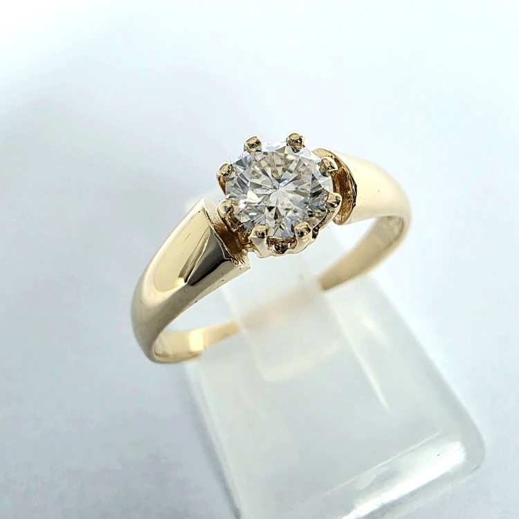 Pierścionek zaręczynowy z żółtego złota próba 585 z moissanitem 0,50 ct – ujęcie boczne – ABGOLD Baczyński