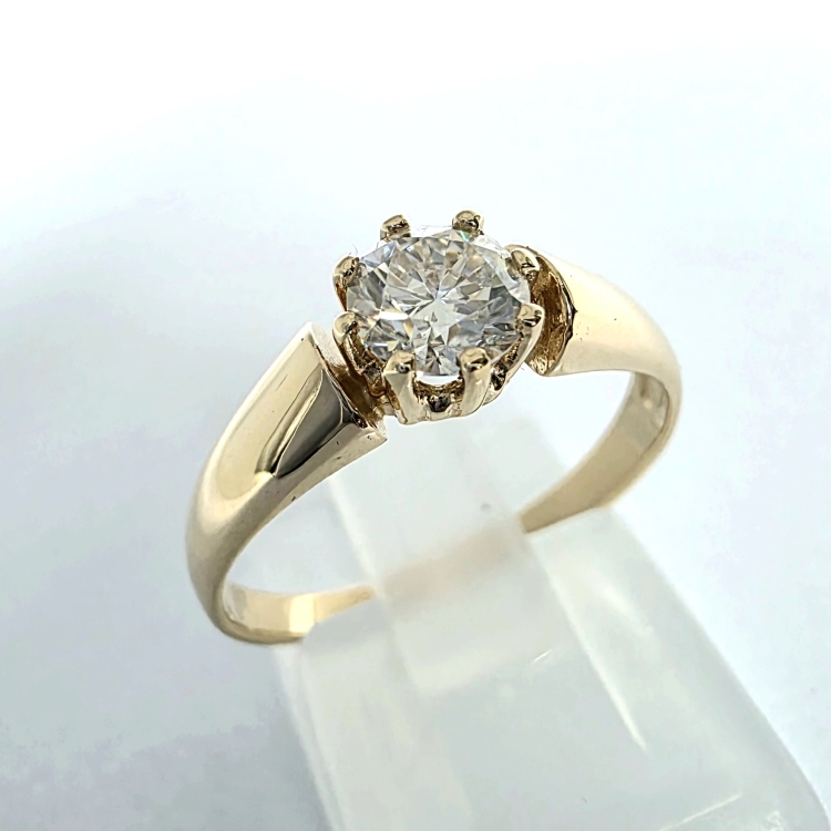 Pierścionek zaręczynowy z żółtego złota próba 585 z moissanitem 0,50 ct – ujęcie pod kątem – ABGOLD Baczyński