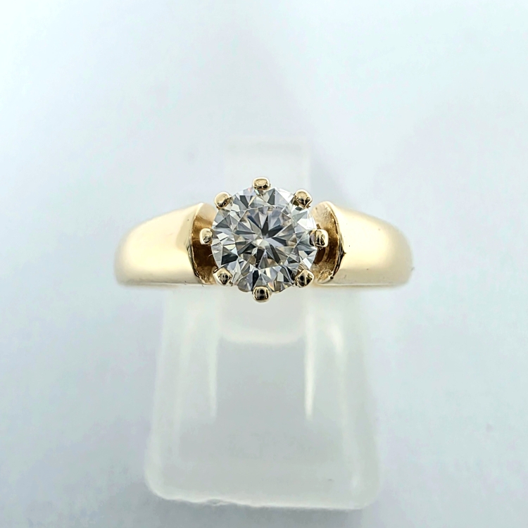 Złoty pierścionek zaręczynowy próba 585 z diamentem – widok z góry – ABGOLD Baczyński