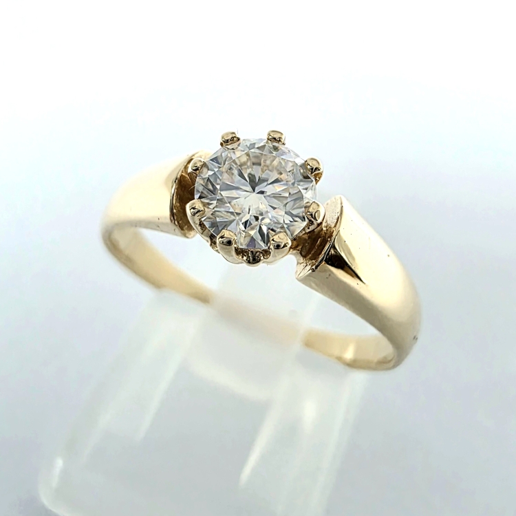 Złoty pierścionek zaręczynowy próba 585 z diamentem – ujęcie pod kątem – ABGOLD Baczyński