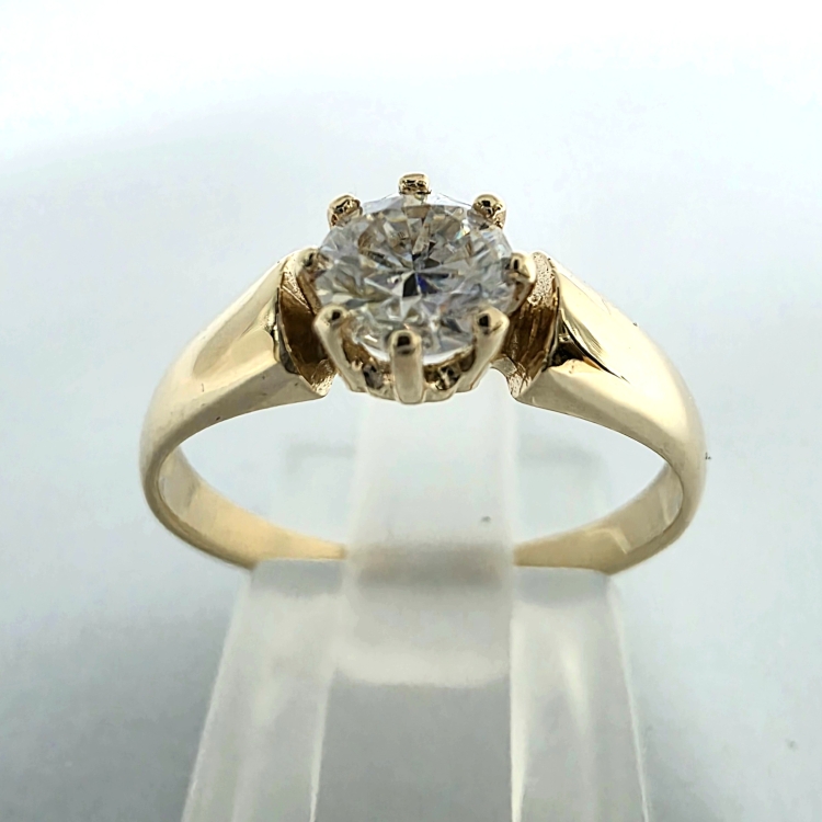 Złoty pierścionek zaręczynowy próba 585 z diamentem – detal oprawy – ABGOLD Baczyński