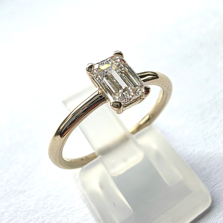 Pierścionek zaręczynowy z białego złota próba 585 z moissanitem Emerald 0,80 ct VVS D – ujęcie boczne – ABGOLD Baczyński