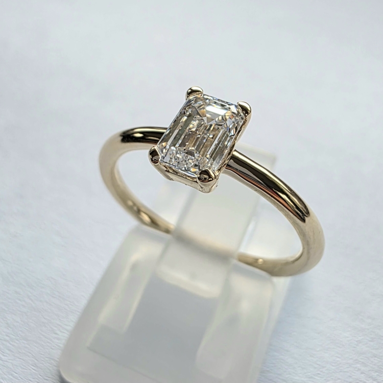 Pierścionek zaręczynowy próba 585 z diamentem laboratoryjnym ok. 0,70 ct – ujęcie pod kątem – ABGOLD Baczyński