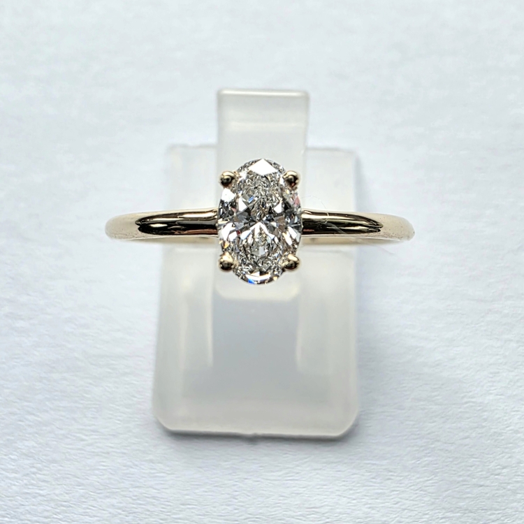 Złoty pierścionek 585 Diament owal 0,42 ct – Detal oprawy – ABGOLD Baczyński