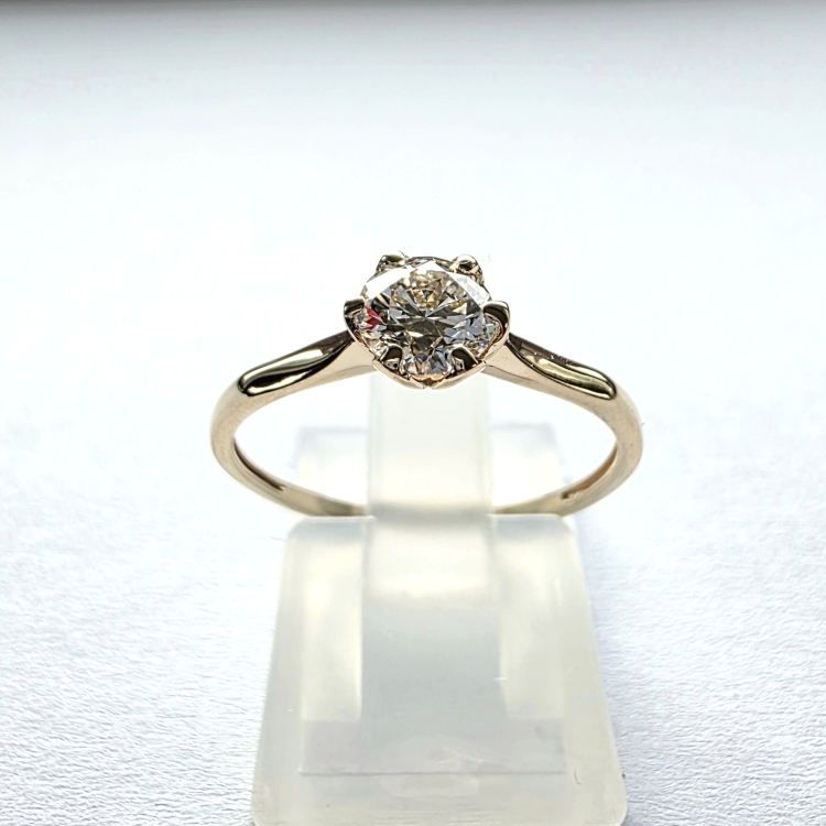 Pierścionek zaręczynowy z żółtego złota próba 585 z moissanitem 0,50 ct – widok z góry – ABGOLD Baczyński