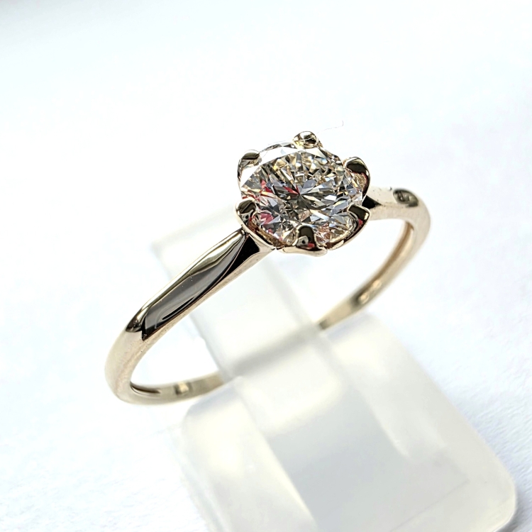 Pierścionek zaręczynowy z żółtego złota próba 585 z moissanitem 0,50 ct – ujęcie pod kątem – ABGOLD Baczyński