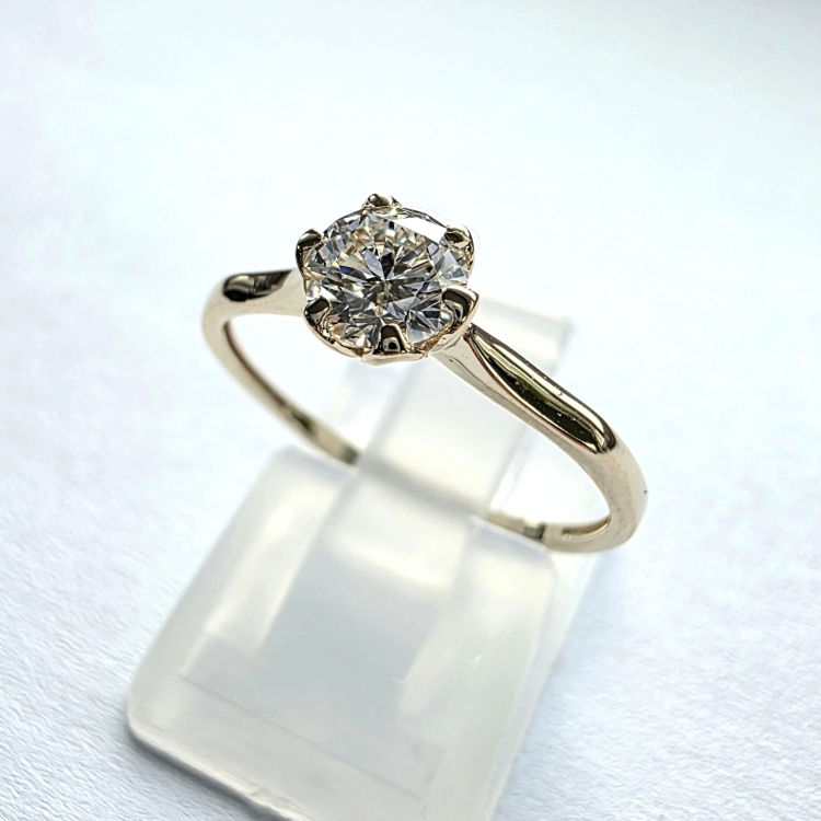 Pierścionek zaręczynowy z żółtego złota próba 585 z moissanitem 0,50 ct – ujęcie boczne – ABGOLD Baczyński