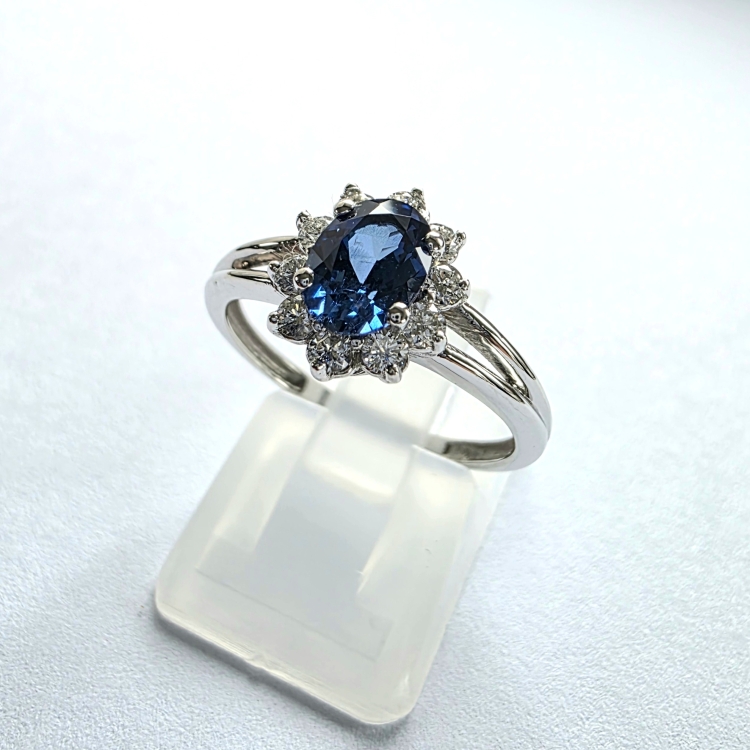 Pierścionek białe złoto markiza z diamentami i szafirem – Widok pod kątem – ABGOLD Baczyński