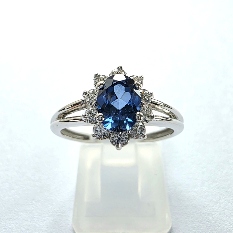 Pierścionek białe złoto markiza z diamentami i szafirem – Front – ujęcie centralne – ABGOLD Baczyński