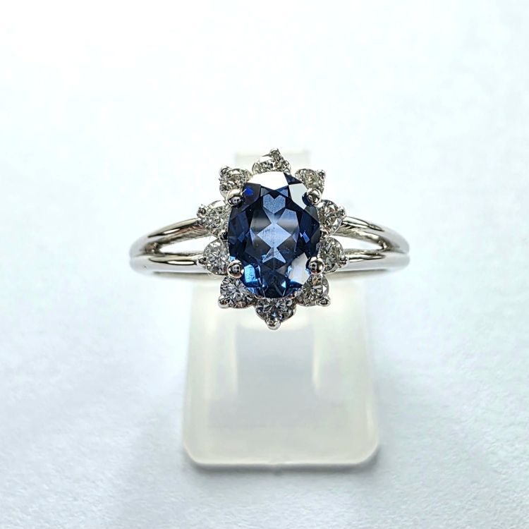 Pierścionek białe złoto markiza z diamentami i szafirem – Detal oprawy – ABGOLD Baczyński