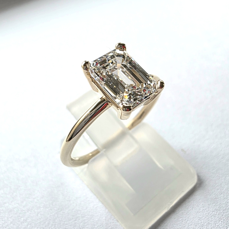 Pierścionek z żółtego złota próba 585 z moissanitem Emerald 2,0 ct VVS1 D – ujęcie boczne – ABGOLD Baczyński