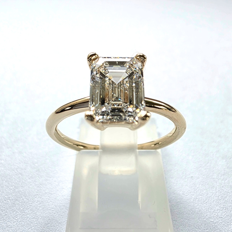 Pierścionek z żółtego złota próba 585 z moissanitem Emerald 2,0 ct VVS1 D – widok z przodu – ABGOLD Baczyński