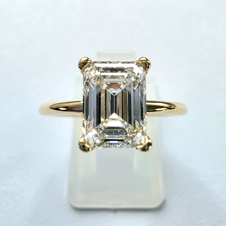 Pierścionek z żółtego złota próba 585 z moissanitem Emerald 2,0 ct VVS1 D – widok z góry – ABGOLD Baczyński