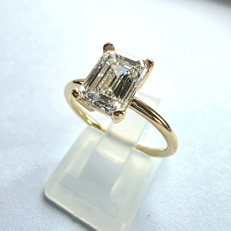 Pierścionek z żółtego złota próba 585 z moissanitem Emerald 2,0 ct VVS1 D – ujęcie pod kątem – ABGOLD Baczyński