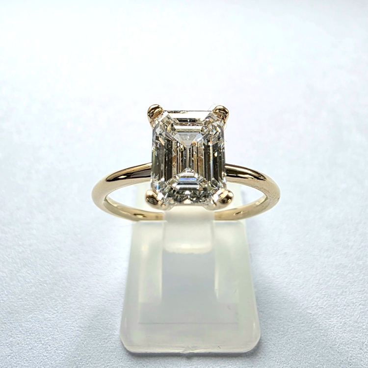 Pierścionek z żółtego złota próba 585 z moissanitem Emerald 2,0 ct VVS1 D – widok z przodu – ABGOLD Baczyński