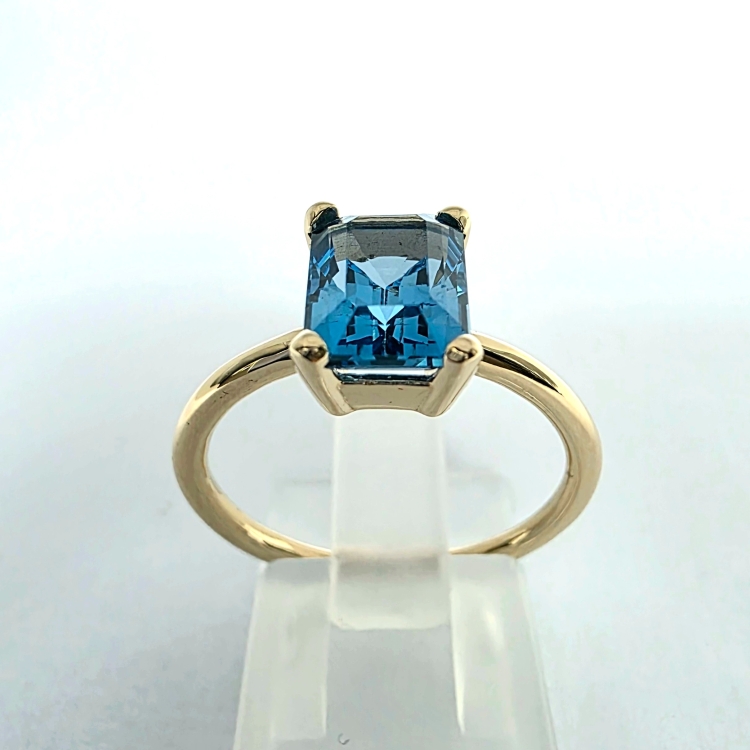 Złoty pierścionek próba 585 z topazem Swiss – ujęcie pod kątem – ABGOLD Baczyński