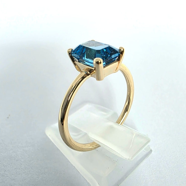 Złoty pierścionek próba 585 z topazem Swiss – ujęcie boczne – ABGOLD Baczyński