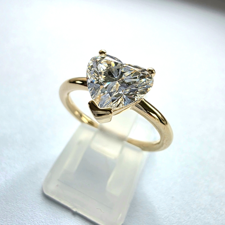 Złoty pierścionek z diamentem serce 2,0 ct – złoto próba 585 – ujęcie boczne – ABGOLD Baczyński