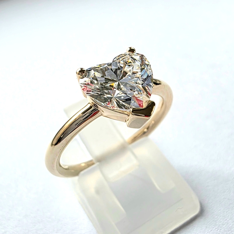 Złoty pierścionek z diamentem serce 2,0 ct – złoto próba 585 – perspektywa boczna – ABGOLD Baczyński