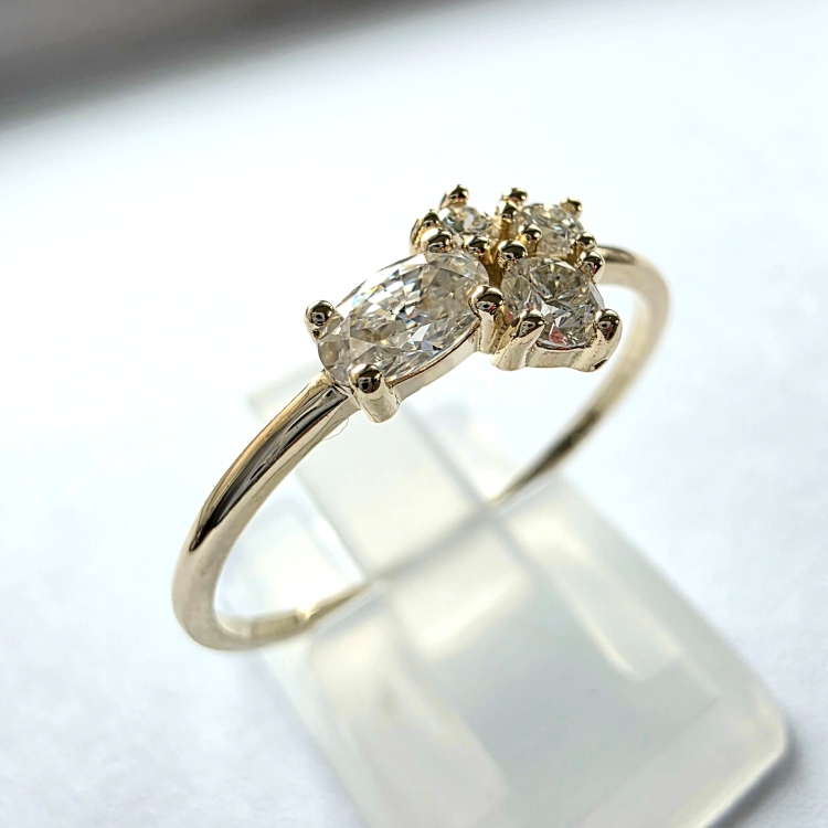 COLORE Złoty pierścionek z moissanitami – ujęcie pod kątem – ABGOLD Baczyński