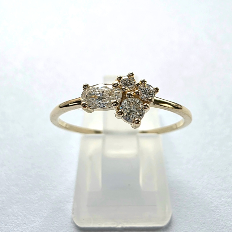 COLORE Złoty pierścionek z moissanitami – detal oprawy – ABGOLD Baczyński