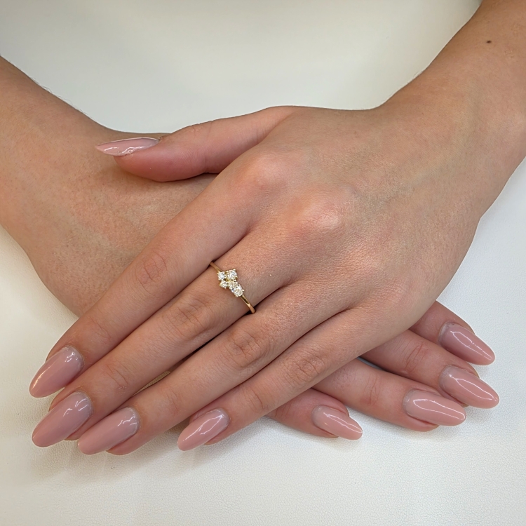 COLORE Złoty pierścionek z moissanitami – prezentacja na dłoni – ABGOLD Baczyński