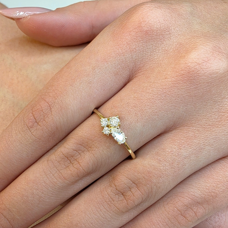 COLORE Złoty pierścionek z moissanitami – prezentacja na dłoni (zbliżenie) – ABGOLD Baczyński