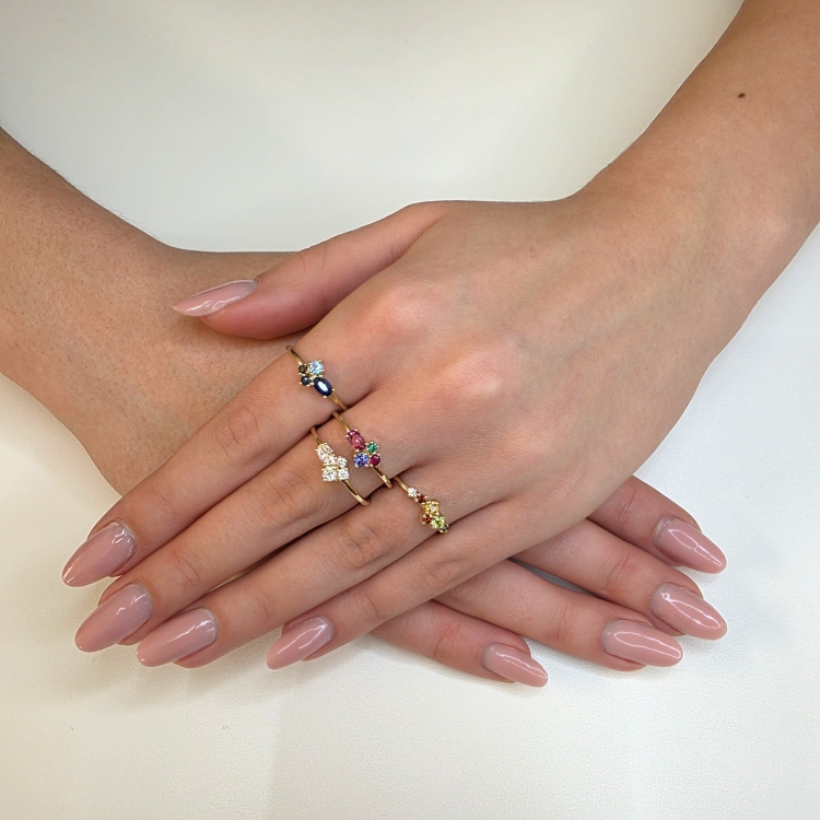 COLORE Złoty pierścionek z moissanitami – prezentacja na dłoni (detal) – ABGOLD Baczyński