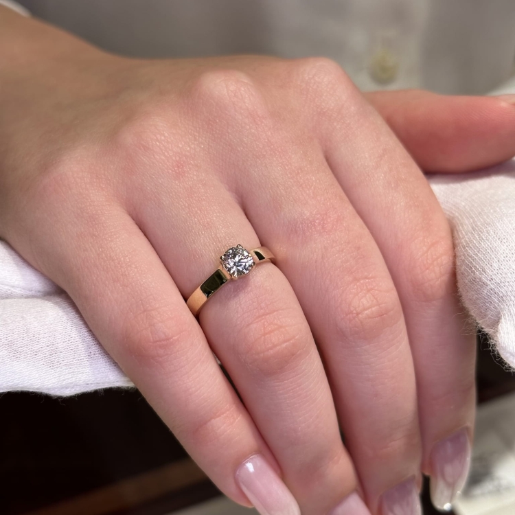 Pierścionek z żółtego złota próba 585 z moissanitem 0,50 ct – na dłoni – ABGOLD Baczyński